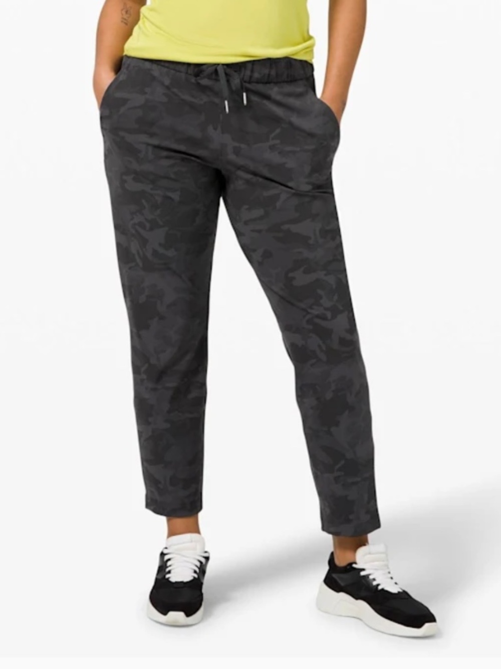 LULULEMON On The Fly Pant Women’s Size 12 Black & Grey Camo